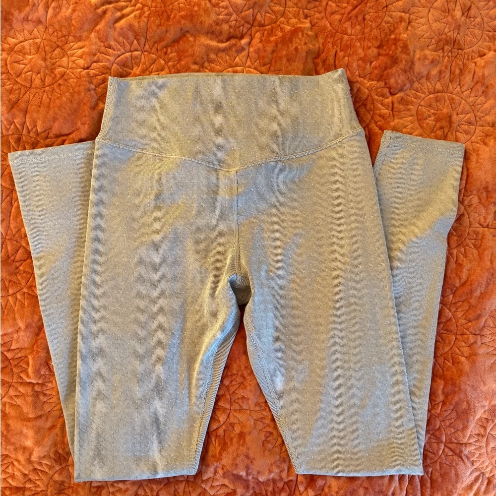 Vuori Silver Shimmer Leggings & Top Set - Picture 4 of 5